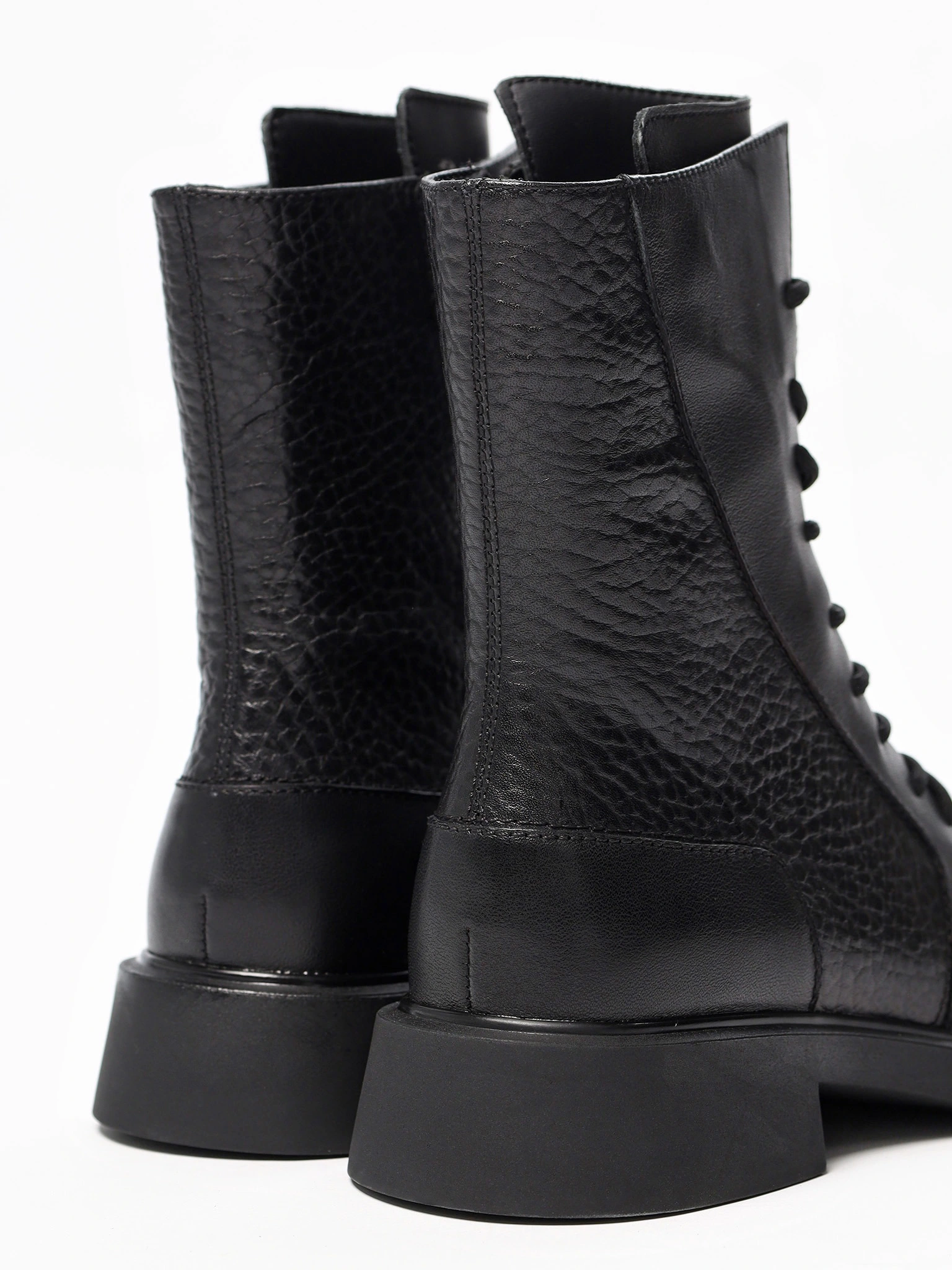 Ботинки черного цвета на среднем широком каблуке